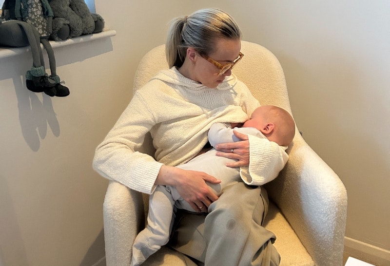 mother nursing baby in Ickle Bubba Roxby Chair