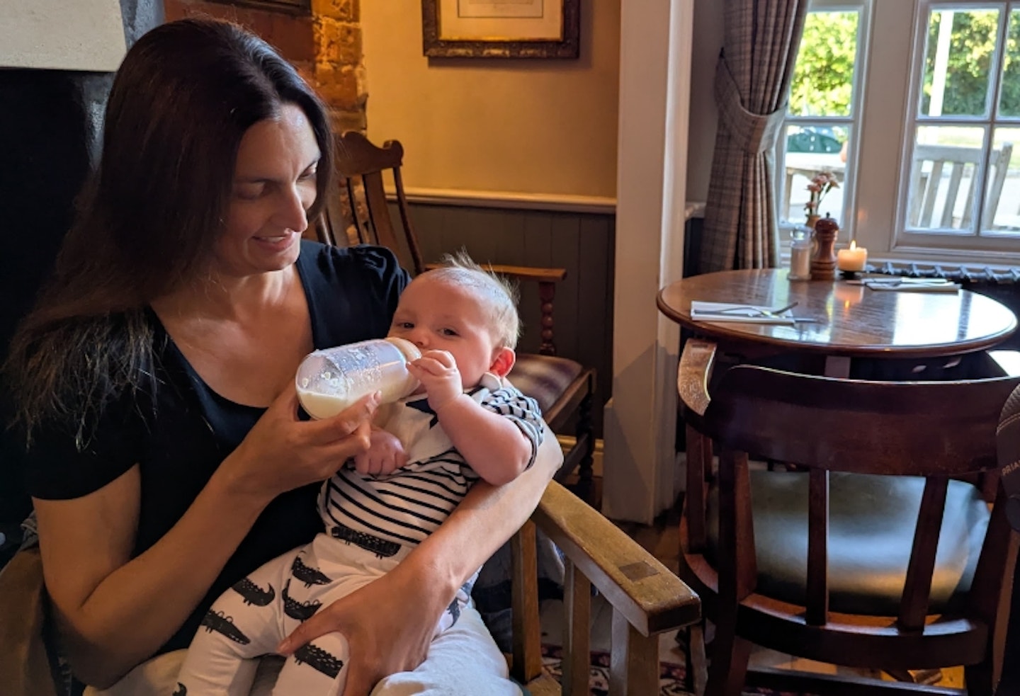 mum using the Fraupow Combi Feeding Bottles to feed her baby