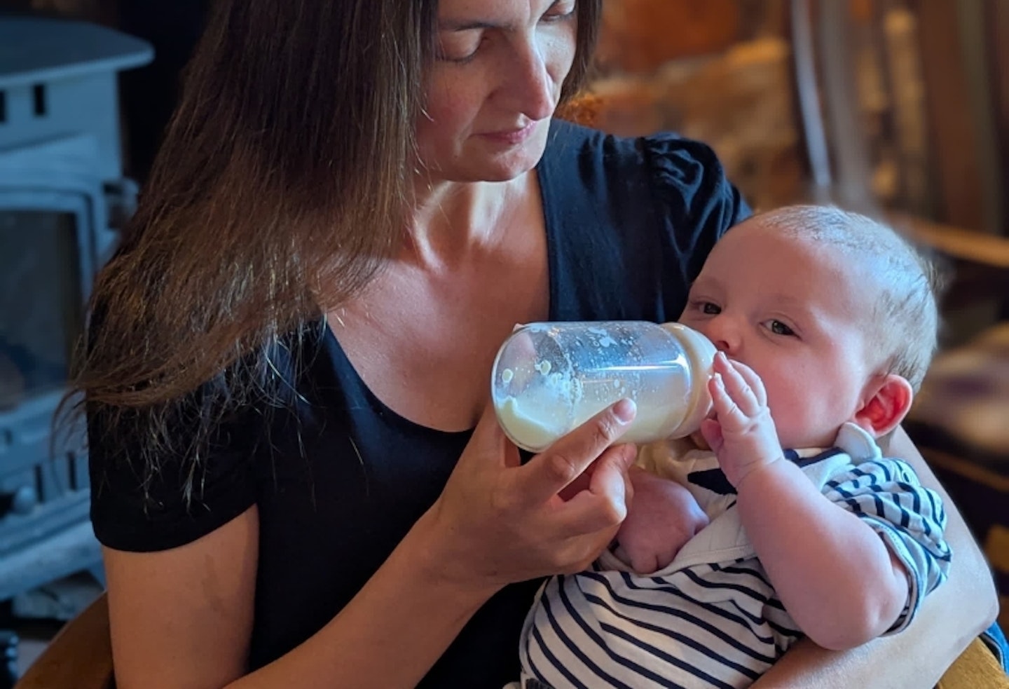 mum using the Fraupow Combi Feeding Bottles to feed her baby