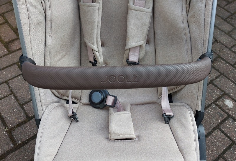 harness and safety bar on the Joolz Aer2