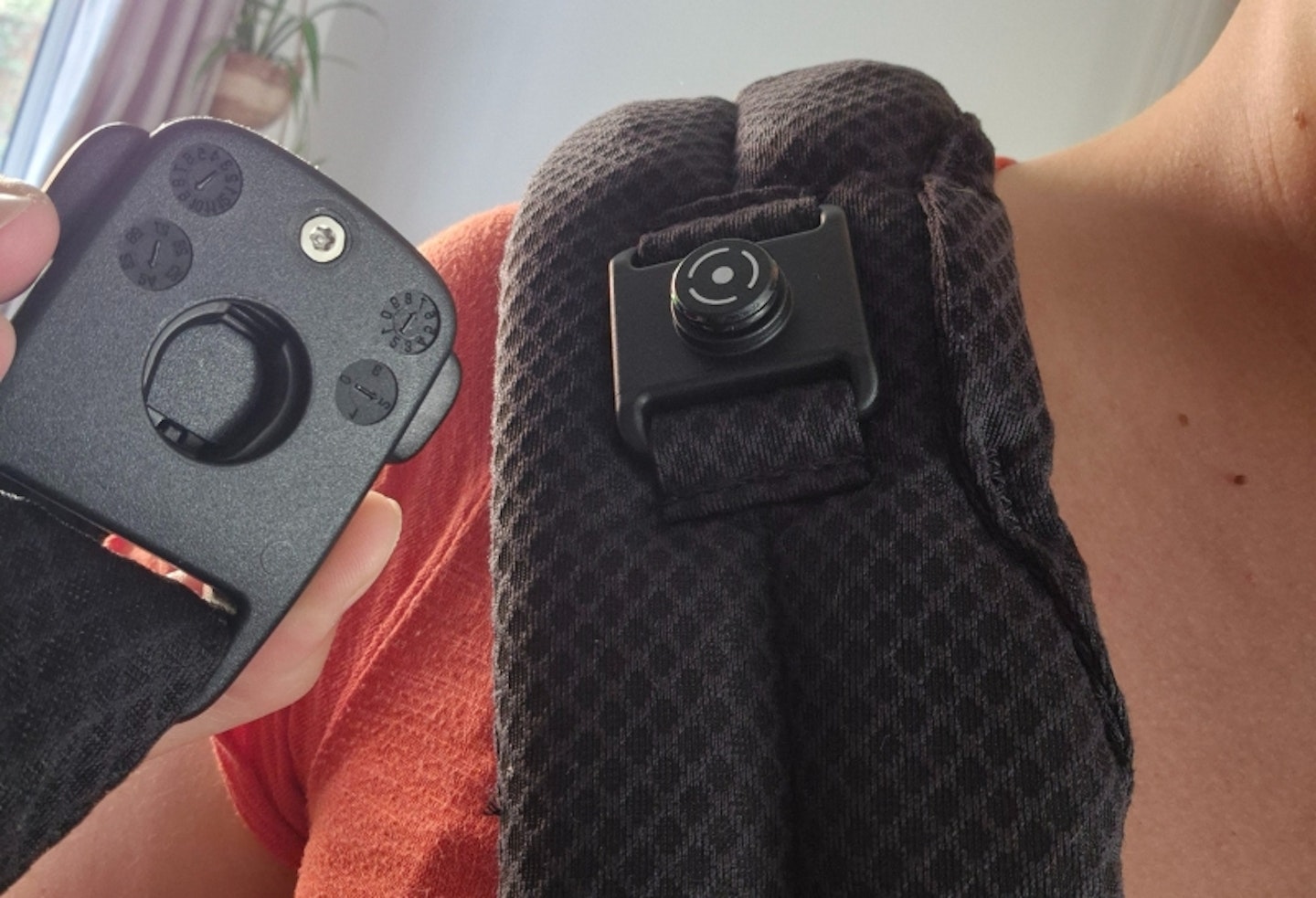 magnetic buckles on the Nuna Cudl Clik