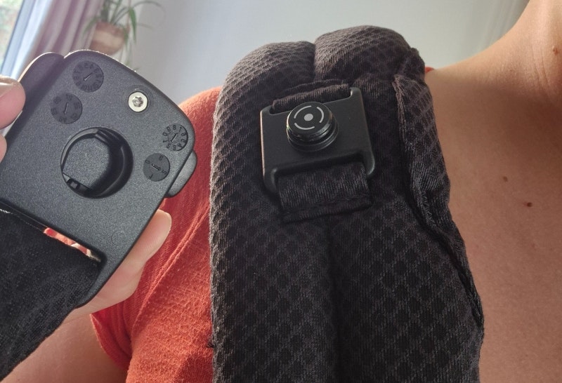 magnetic buckles on the Nuna Cudl Clik