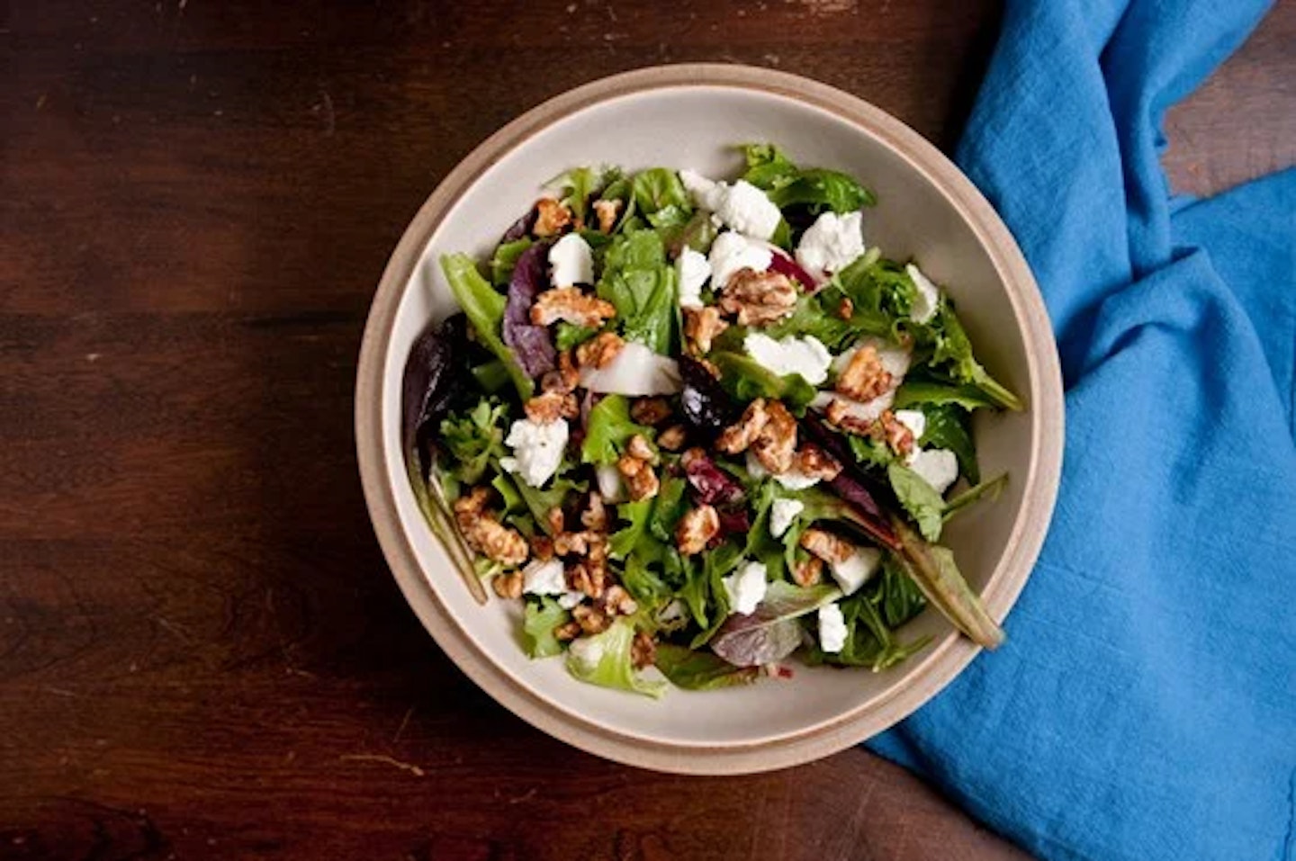 Goat’s cheese without rind in a salad bowl