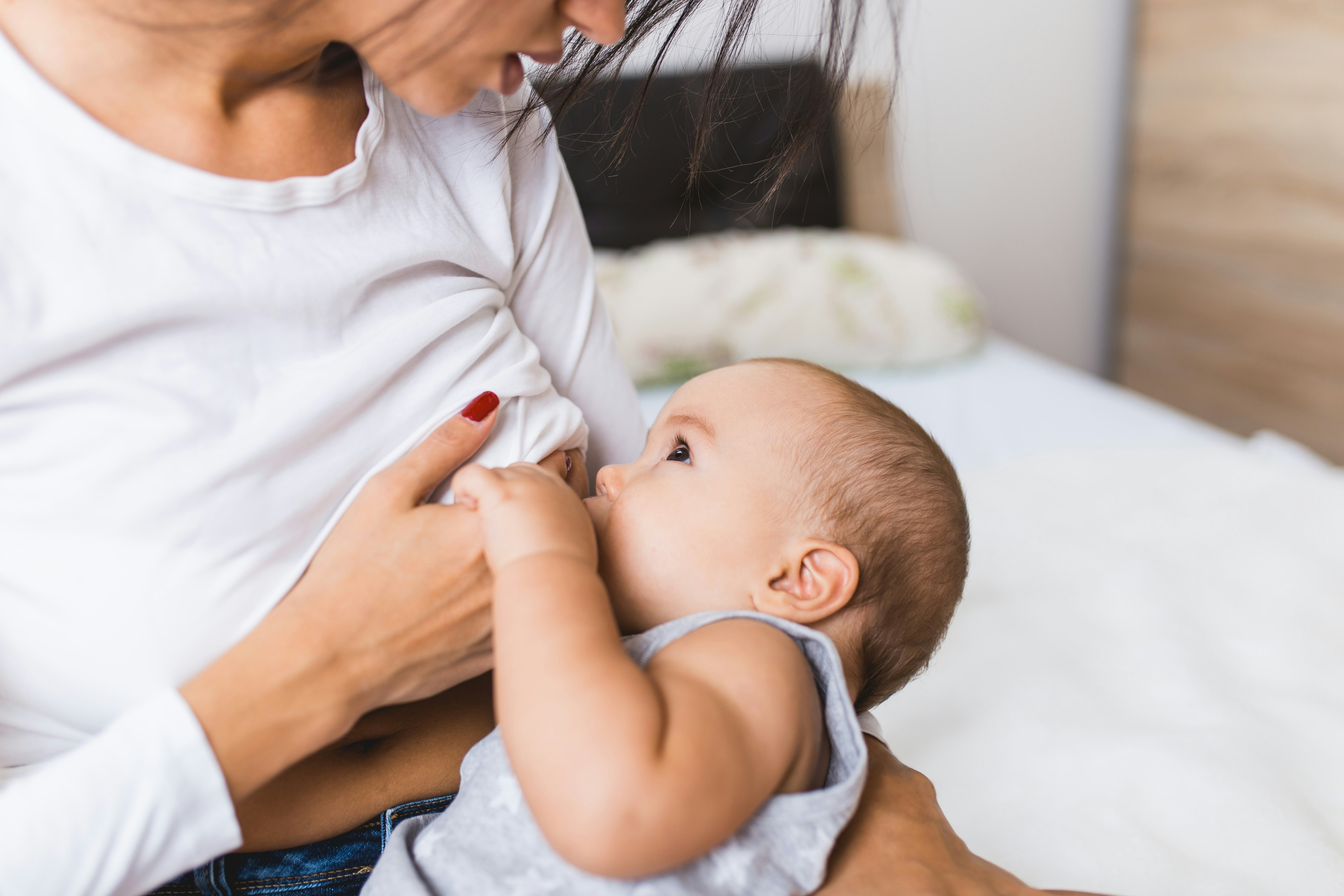 https://images.bauerhosting.com/affiliates/sites/12/motherandbaby/2021/09/breastfeeding-both-boobs1.png?ar=16%3A9&fit=crop&crop=top&auto=format&w=undefined&q=80