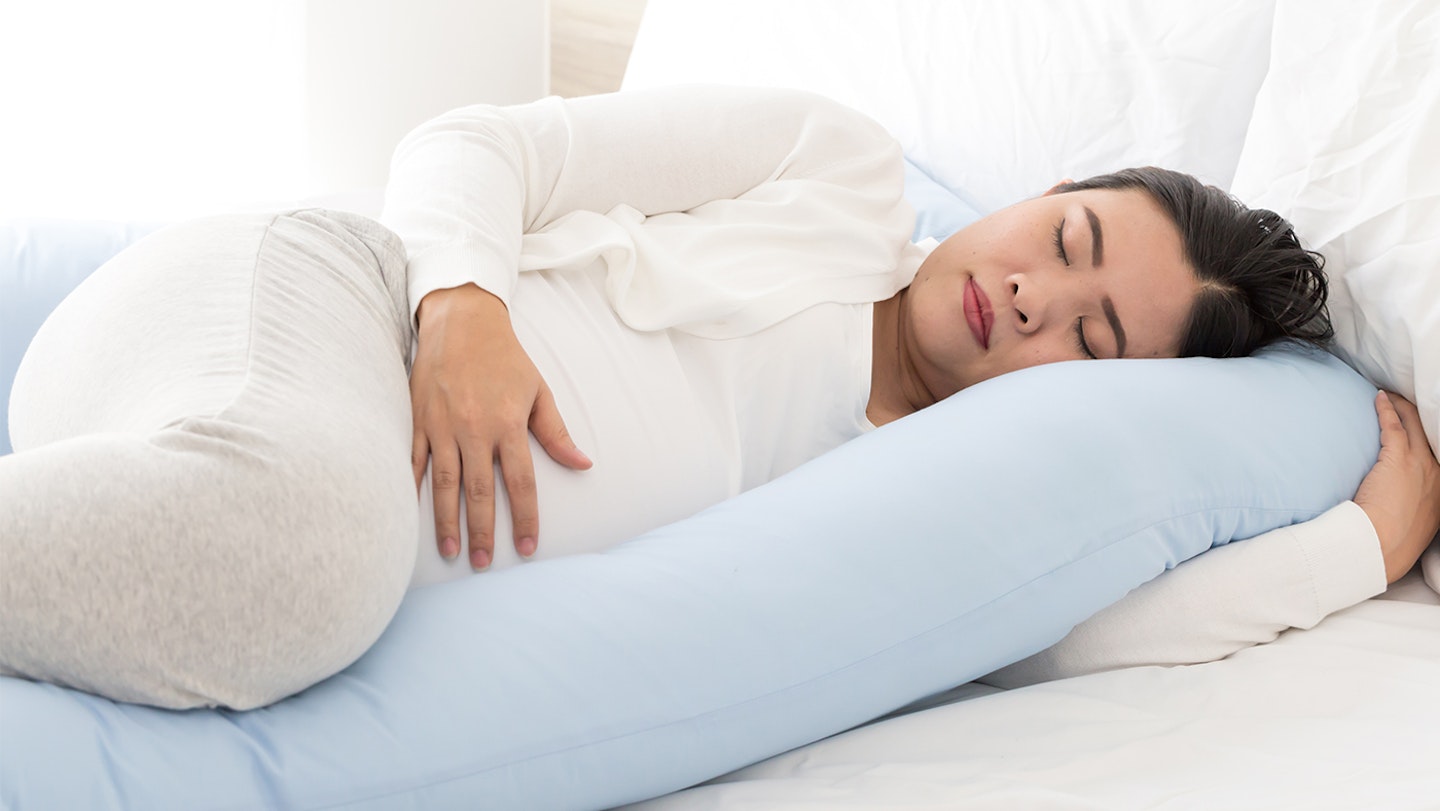 woman using pregnancy pillow