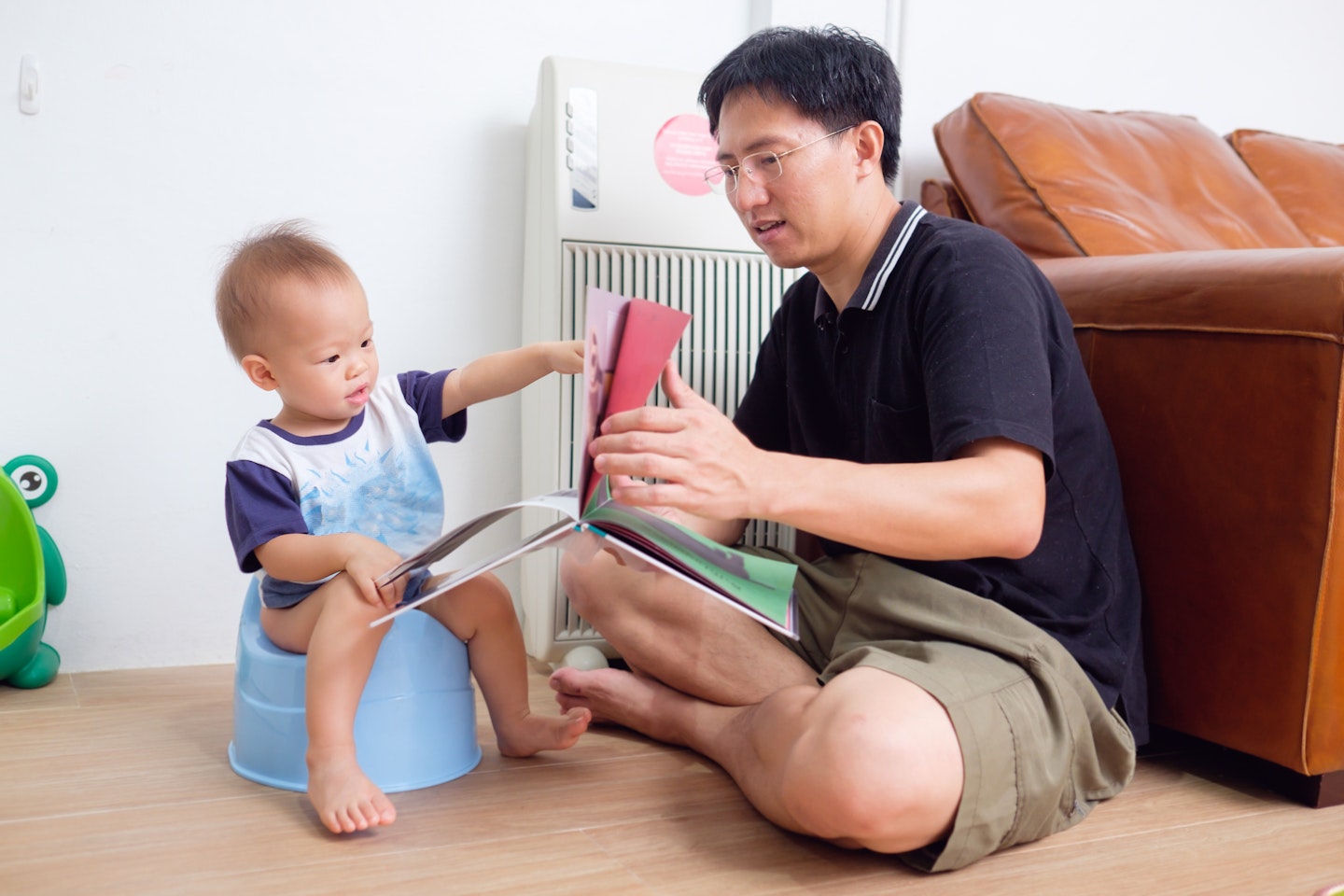 dad potty training little boy