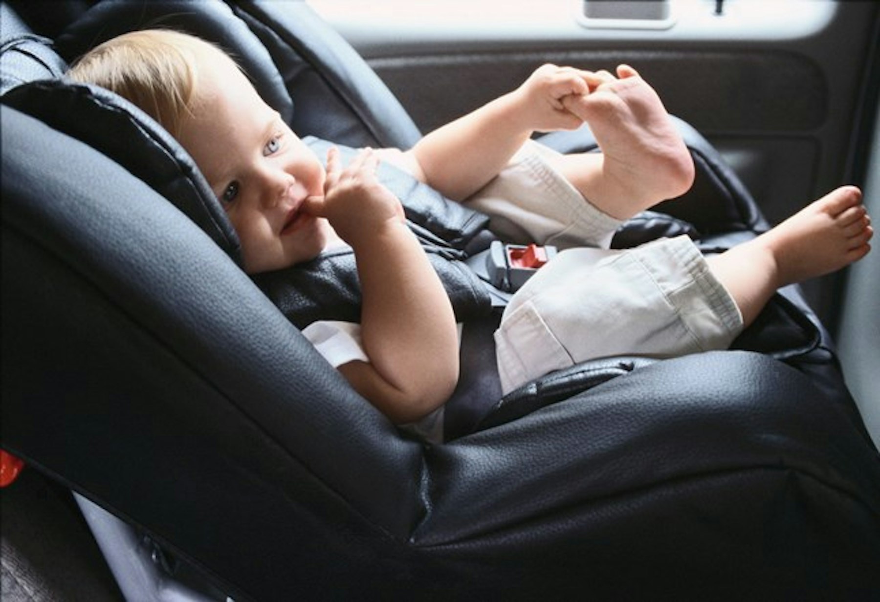 Дети на переднем пассажирском сидении. Для малышей. Машины. Машина для детей. Маленькие машины для детей. Пристегнутый ребенок в машине.