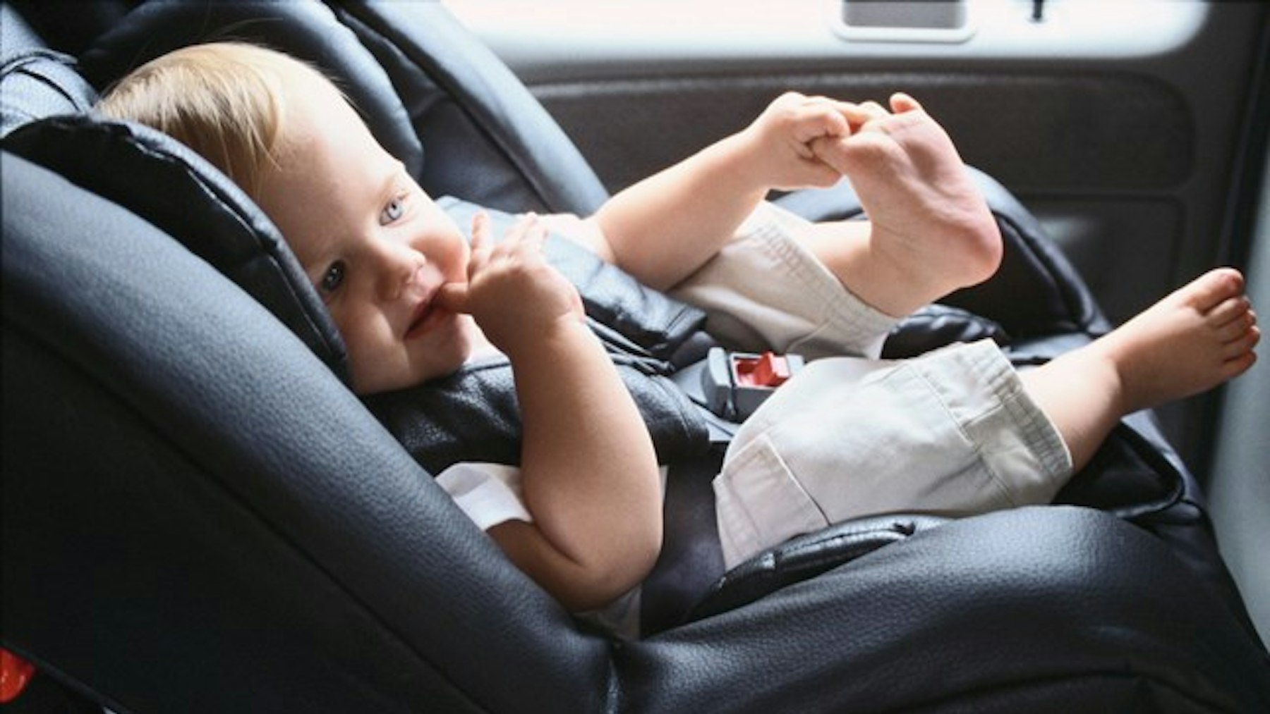 Ребенок 10 лет на переднем сиденье. Для малышей. Машины. Машина для детей. Маленькие машины для детей. Пристегнутый ребенок в машине.