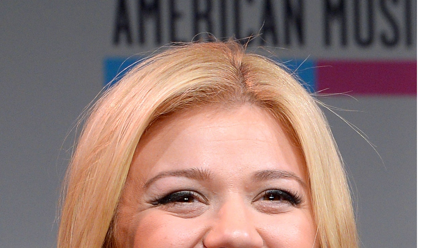 Kelly Clarkson Shares Adorable First Photo Of Her Newborn Daughter