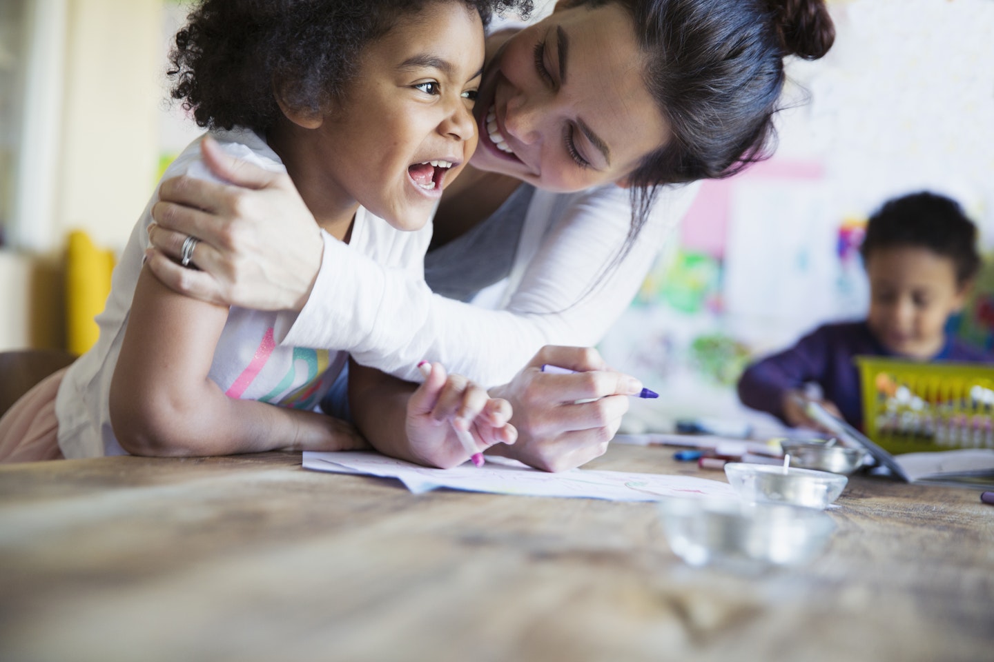 mum colouring with daughter 