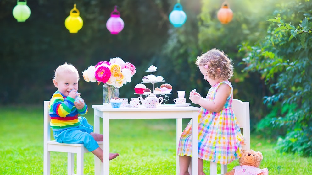 How to throw a tea party at home with the kids