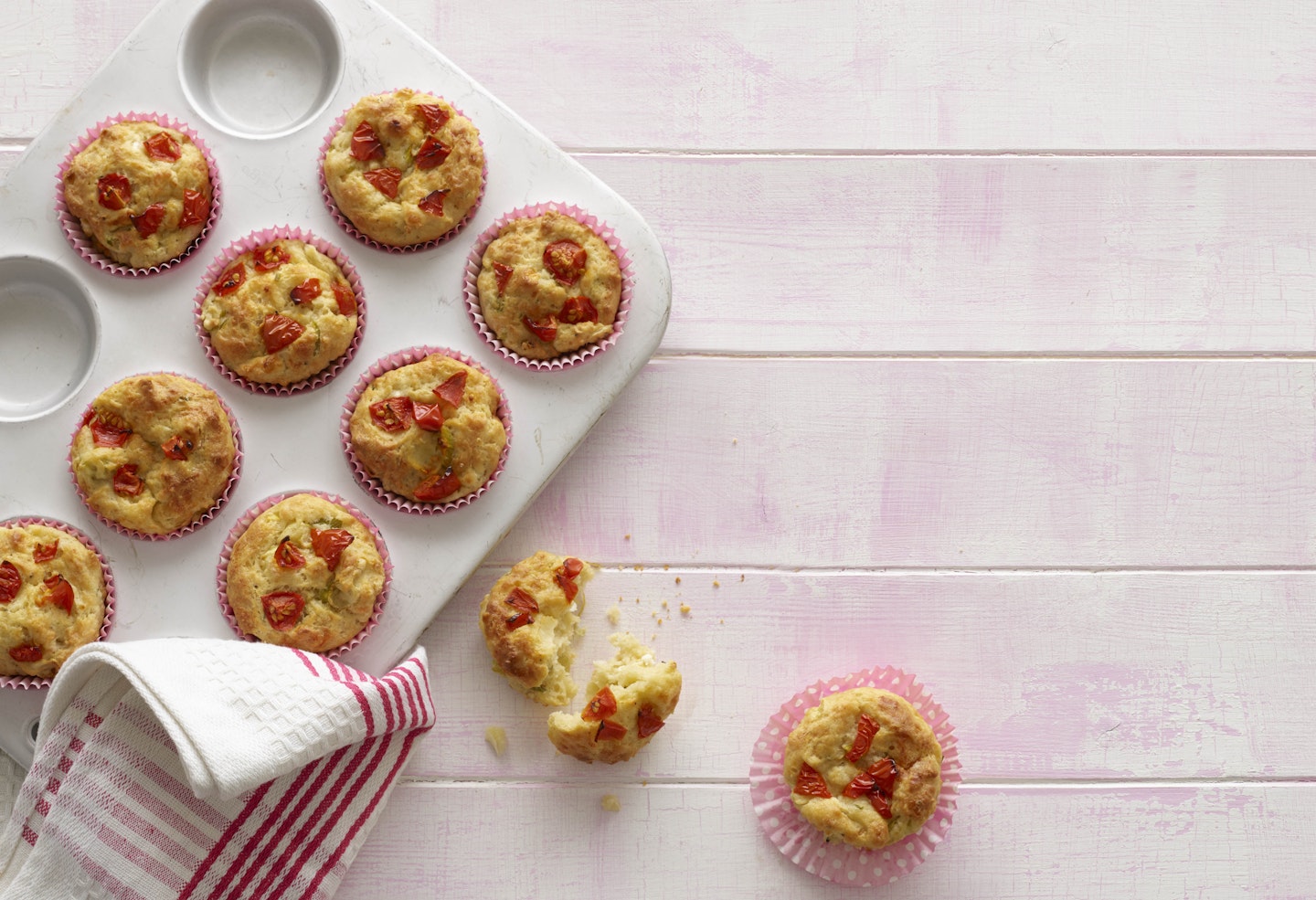 Cheese and tomato muffins 
