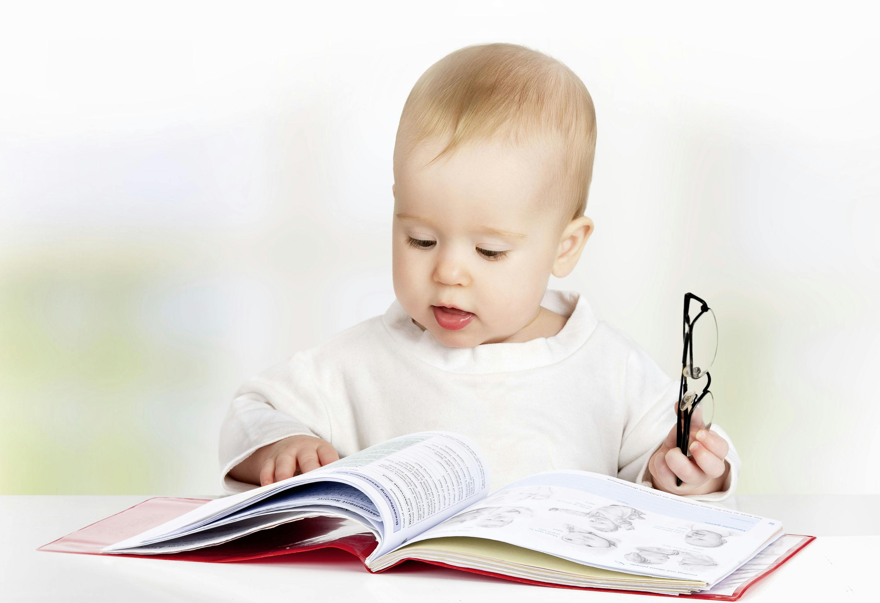 Не умеющий читать малыш. Не умеющий читать малыш. Ребенок должен читать. Как должен писать ребенок в первом классе. Покажи сколько лет.