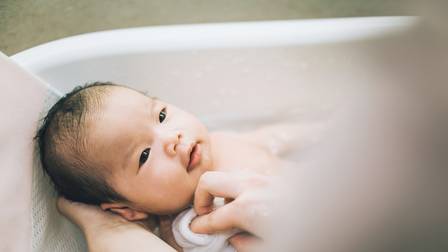 How to make an oatmeal bath for your toddler (and the benefits!)