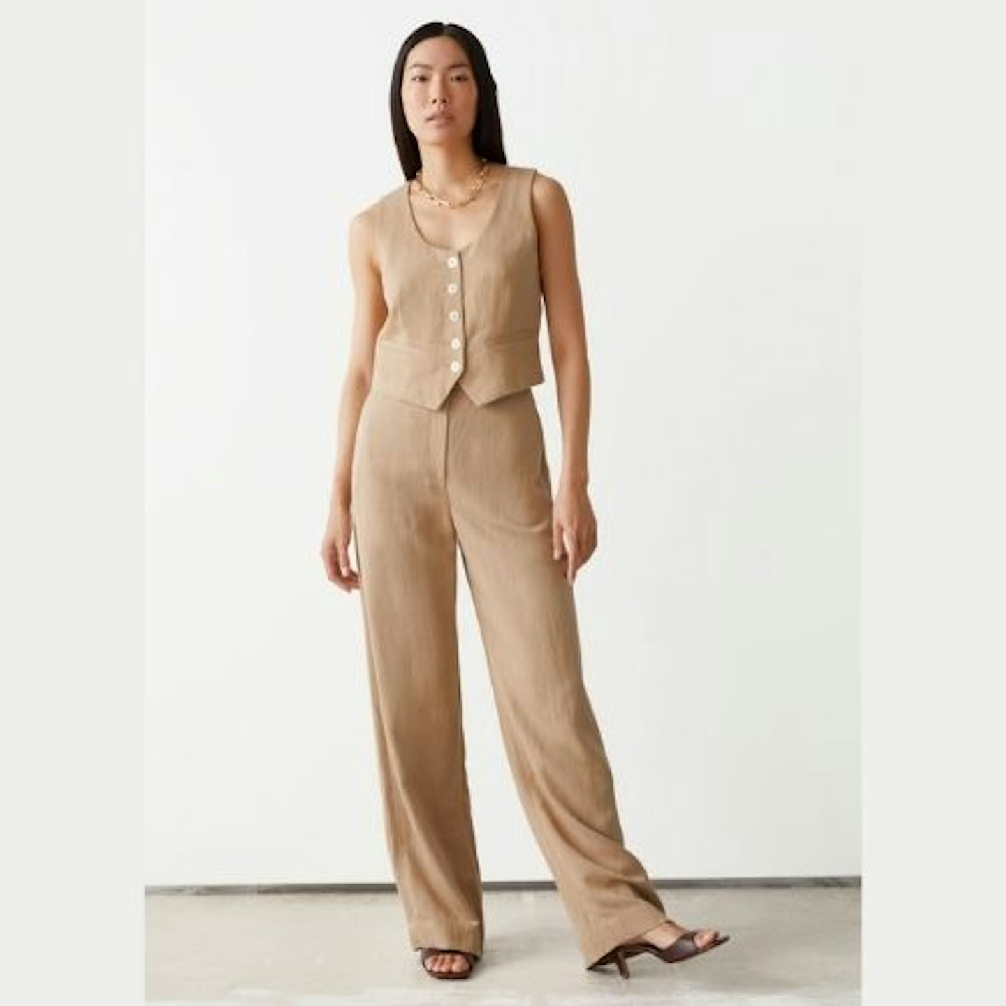Relaxed wide trousers and buttoned vest