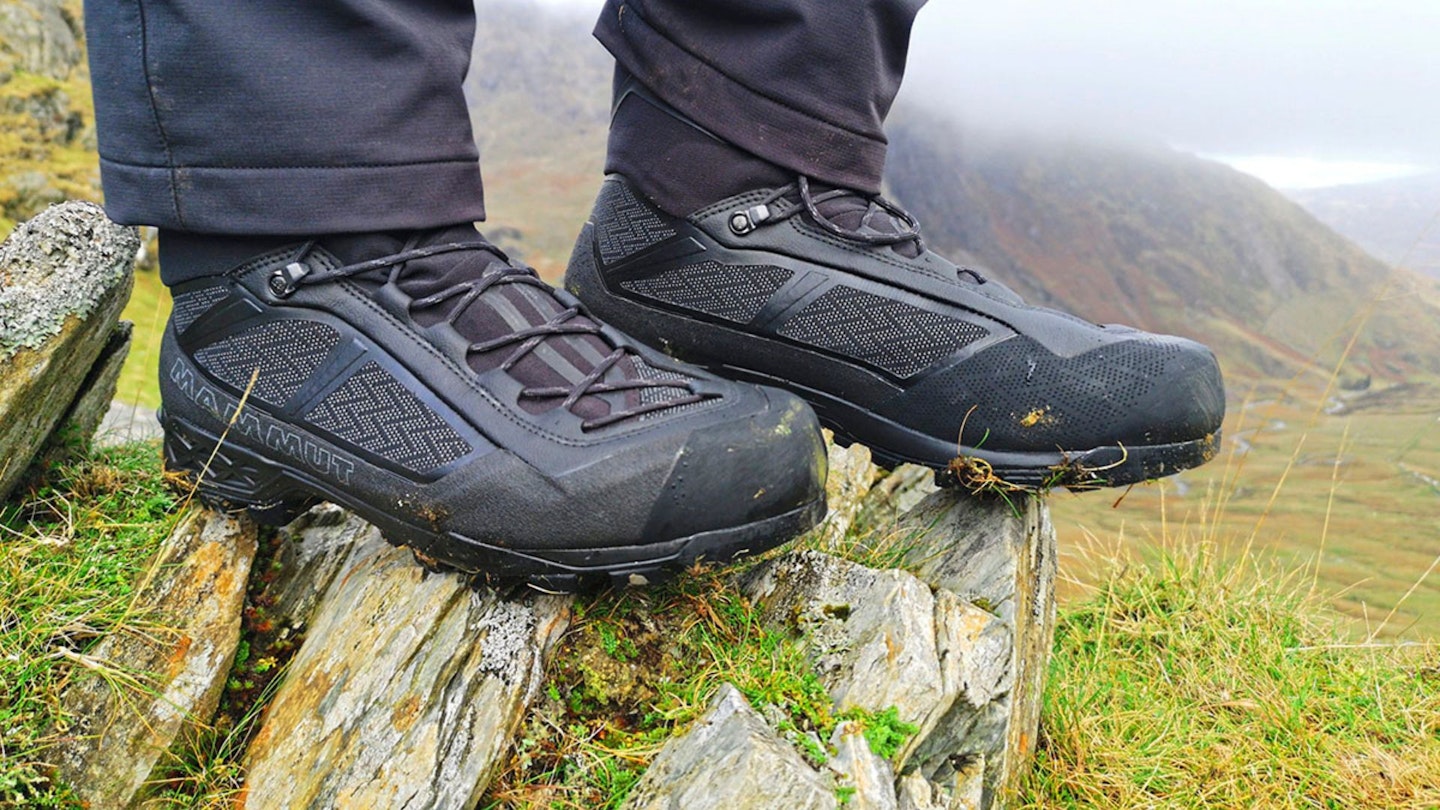 Mammut Taiss Light Mid GTX on test, standing on a rock