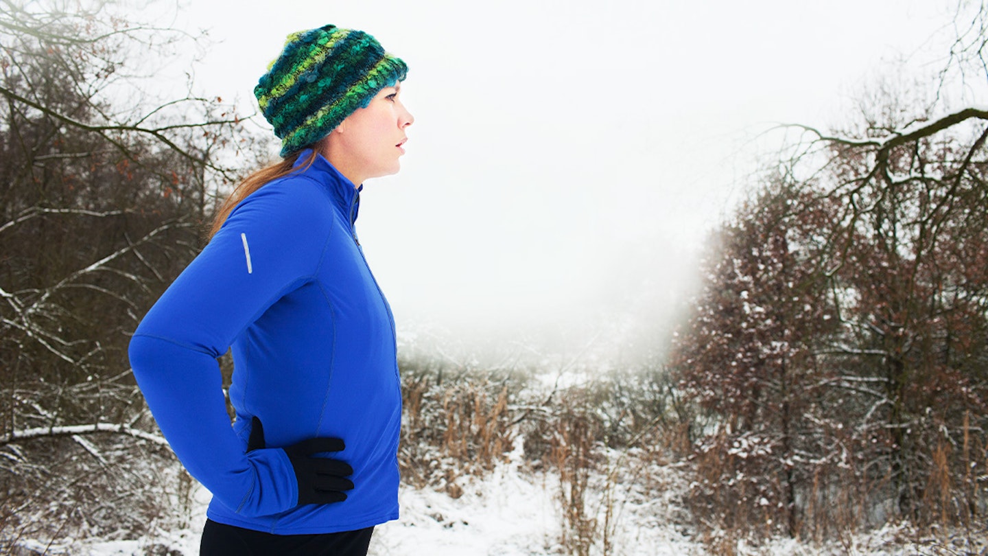 runner stops for breathe when running in snow
