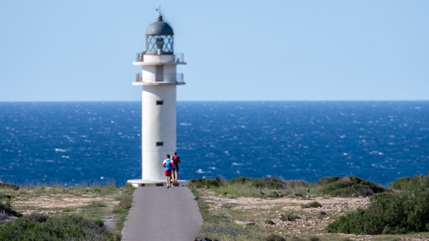 runners racing formentera all round trail race