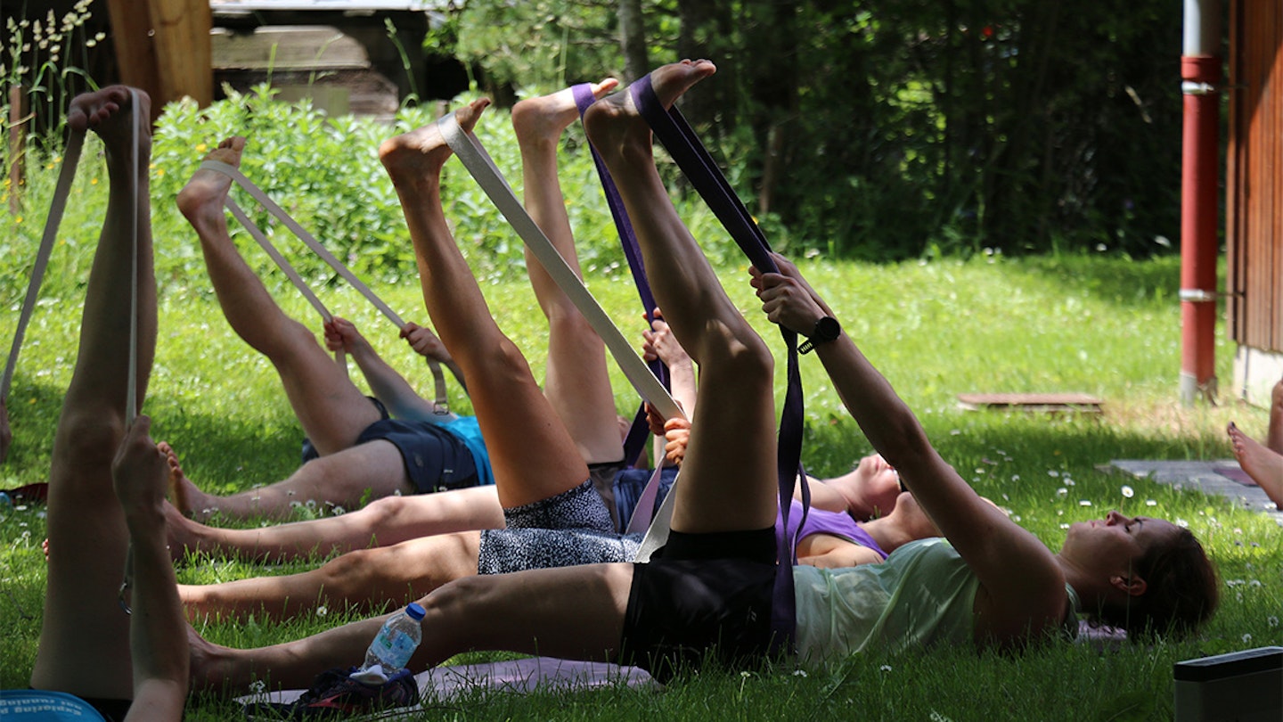 runners stretching