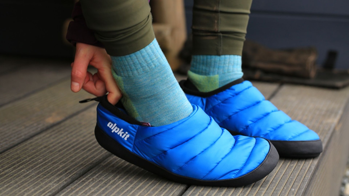 Model wearing the alpkit refugio hut slippers