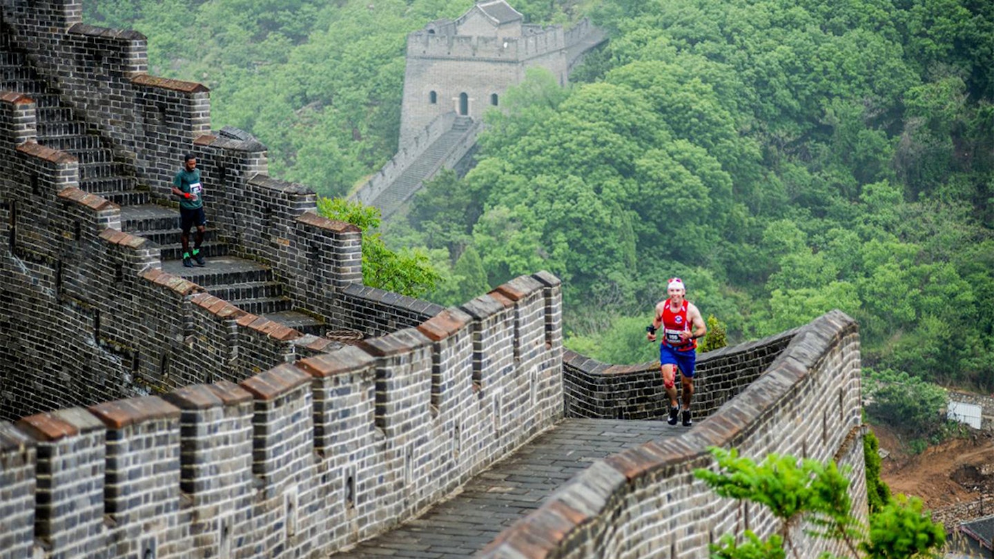 two runners doing the china great wall marathon