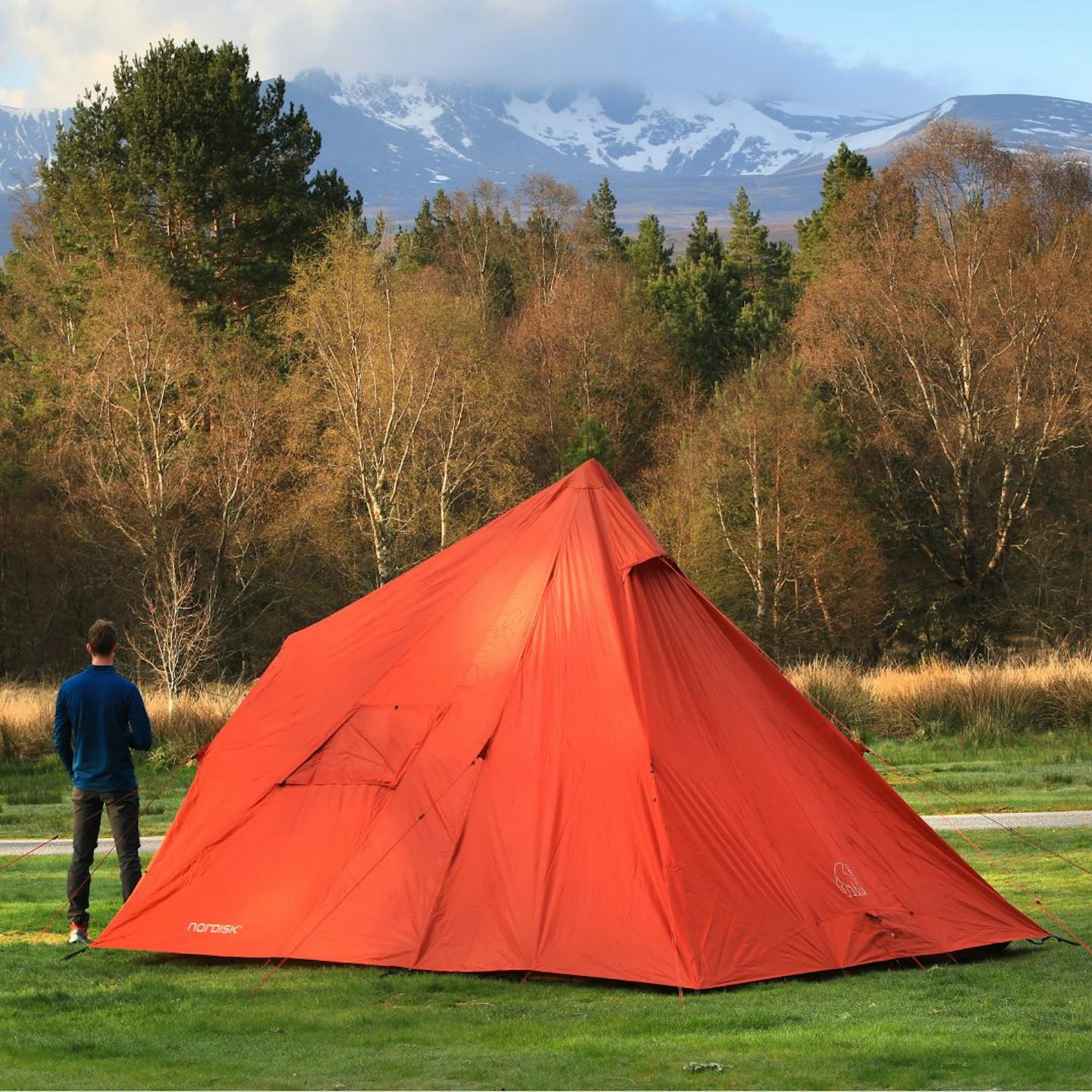 Camper standing next to Nordisk Thrymheim 5 PU