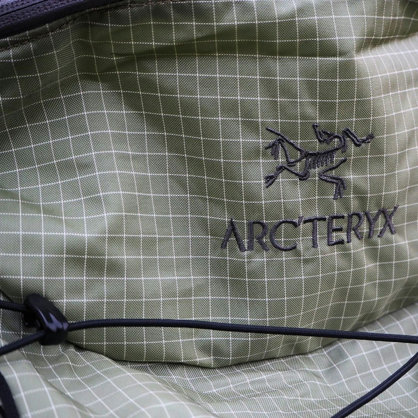 Arc’teryx Aerios 18 Backpack brand stitching