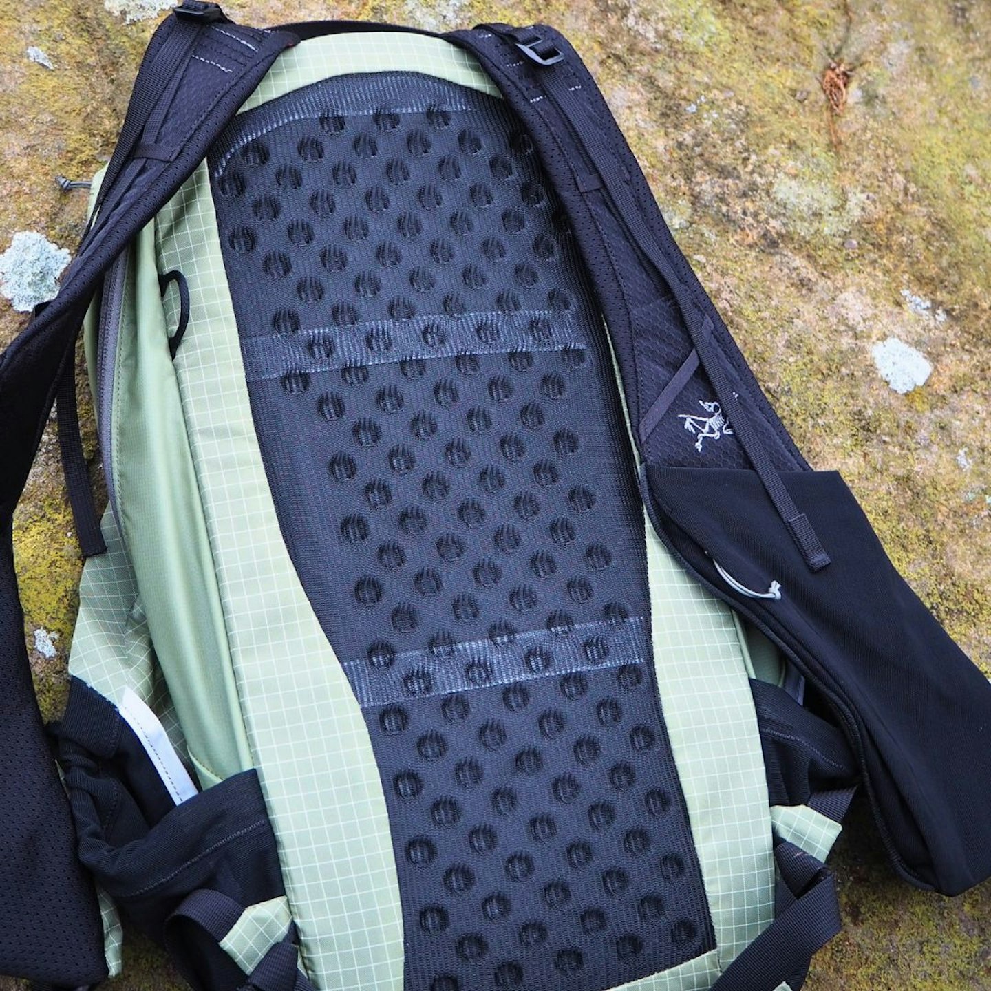 Arc’teryx Aerios 18 Backpack back panel and shoulder strap