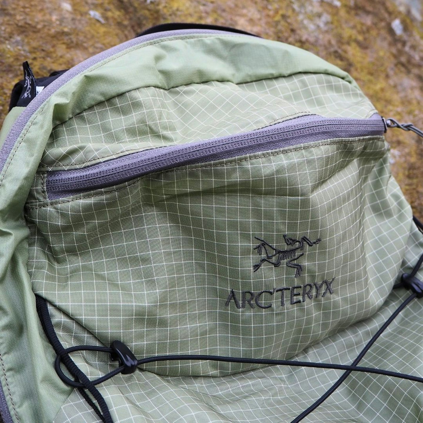 Arc’teryx Aerios 18 Backpack top pocket