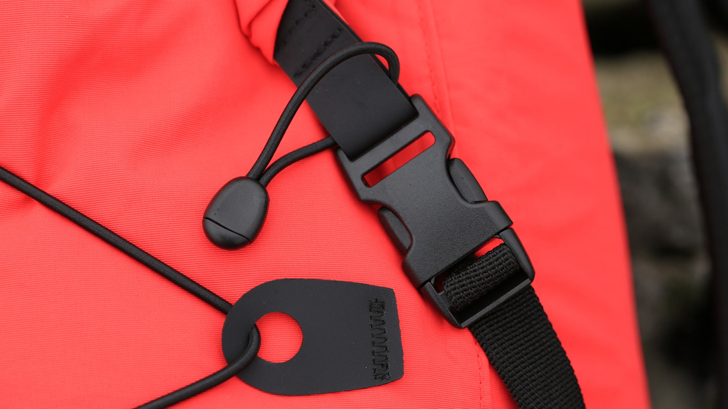 Closure buckle of the alpkit Gourdon backpack