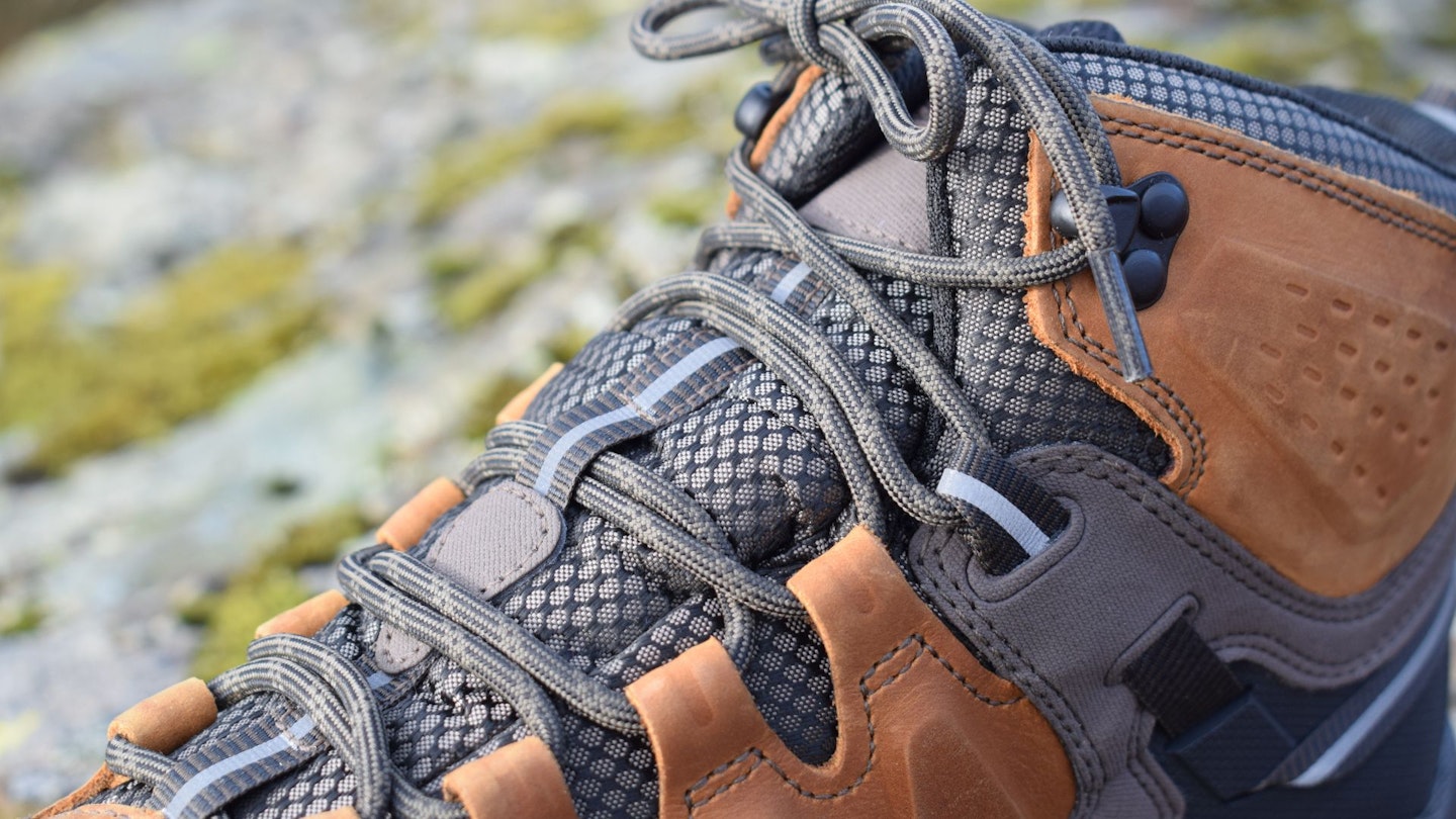 the laces of the Keen Men's Targhee III Mid Waterproof Boots