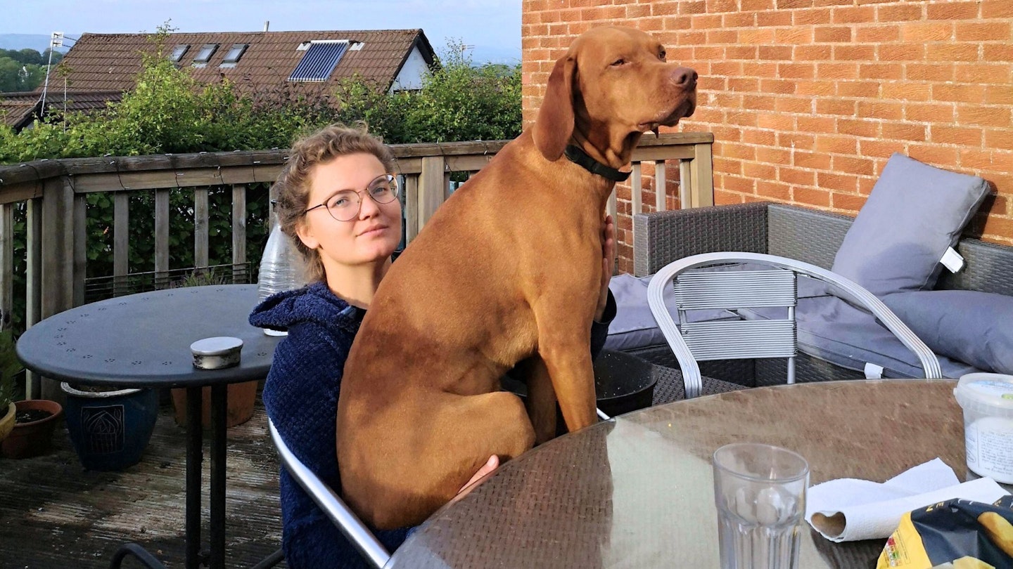 LFTO author fliss freeborn underneath a hungarian vizsla