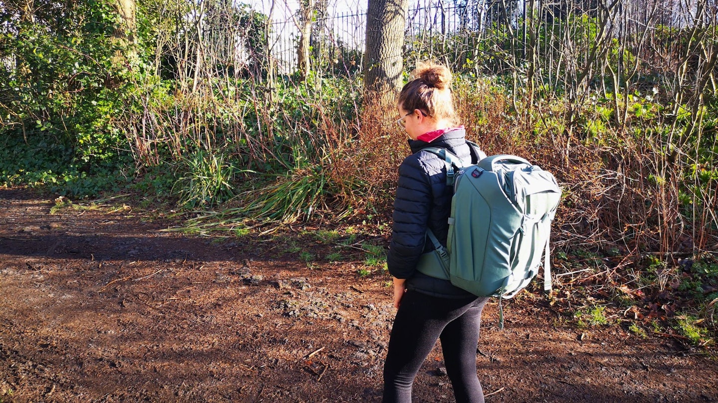 Fliss Freeborn wears the Osprey Sojourn Porter 30L in a park