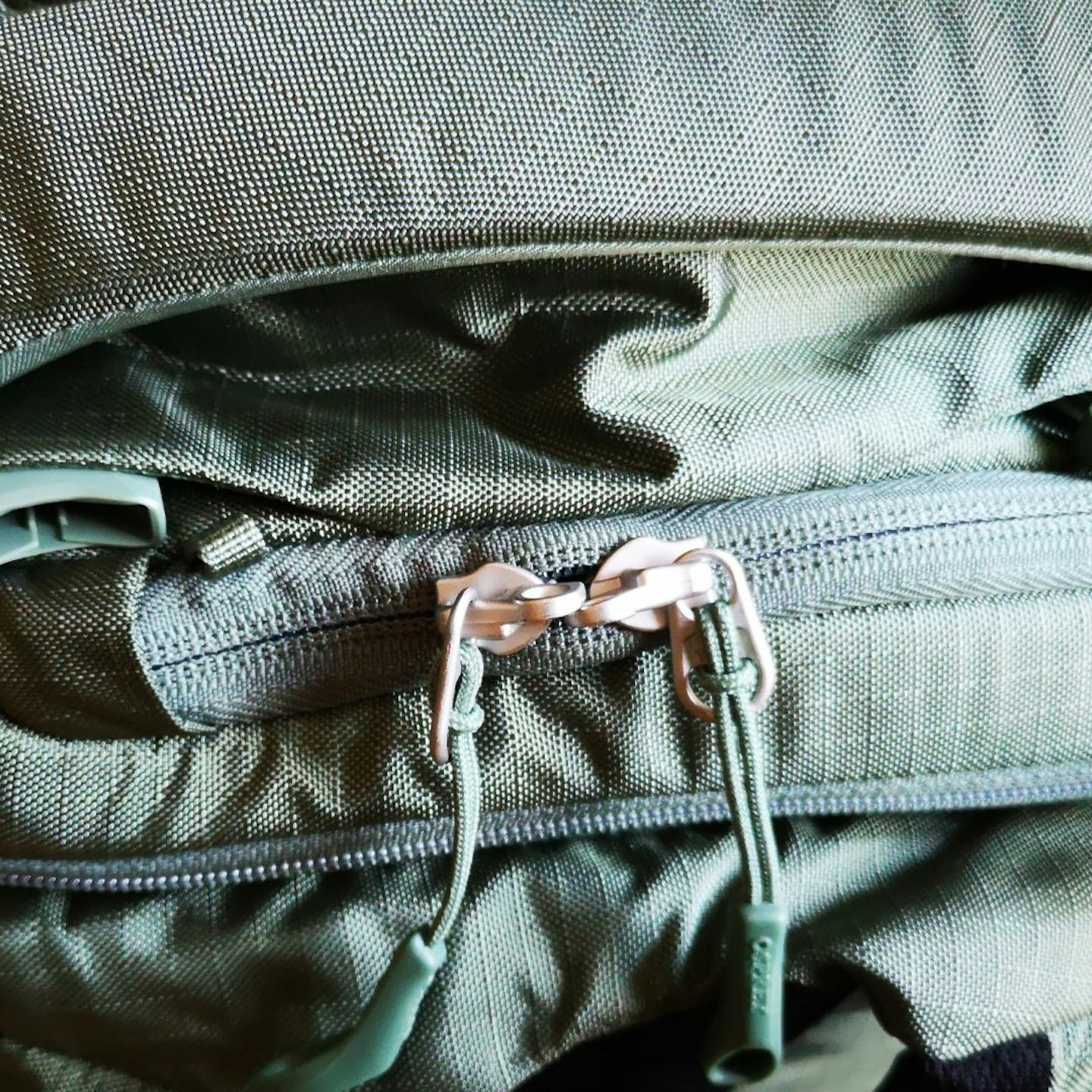 Osprey lockable zip