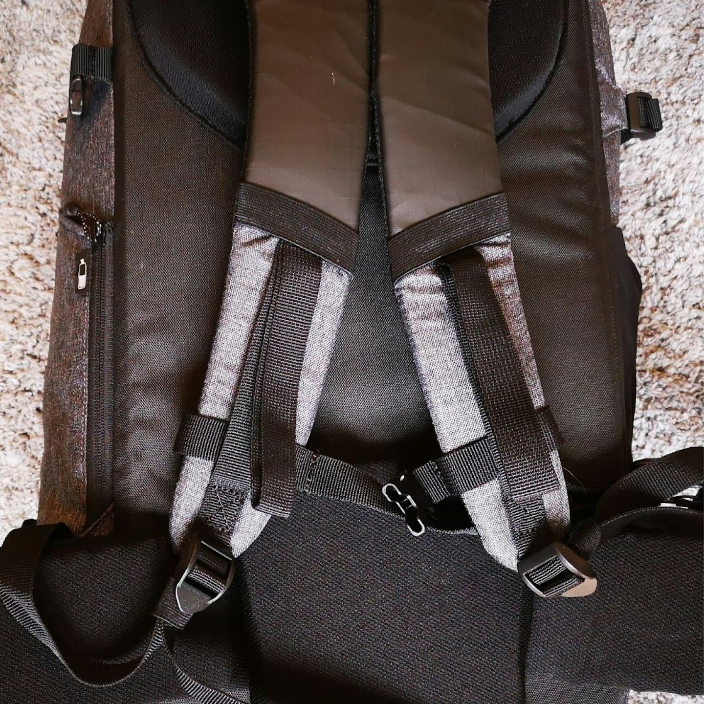 Forclaz strap system with sternum strap