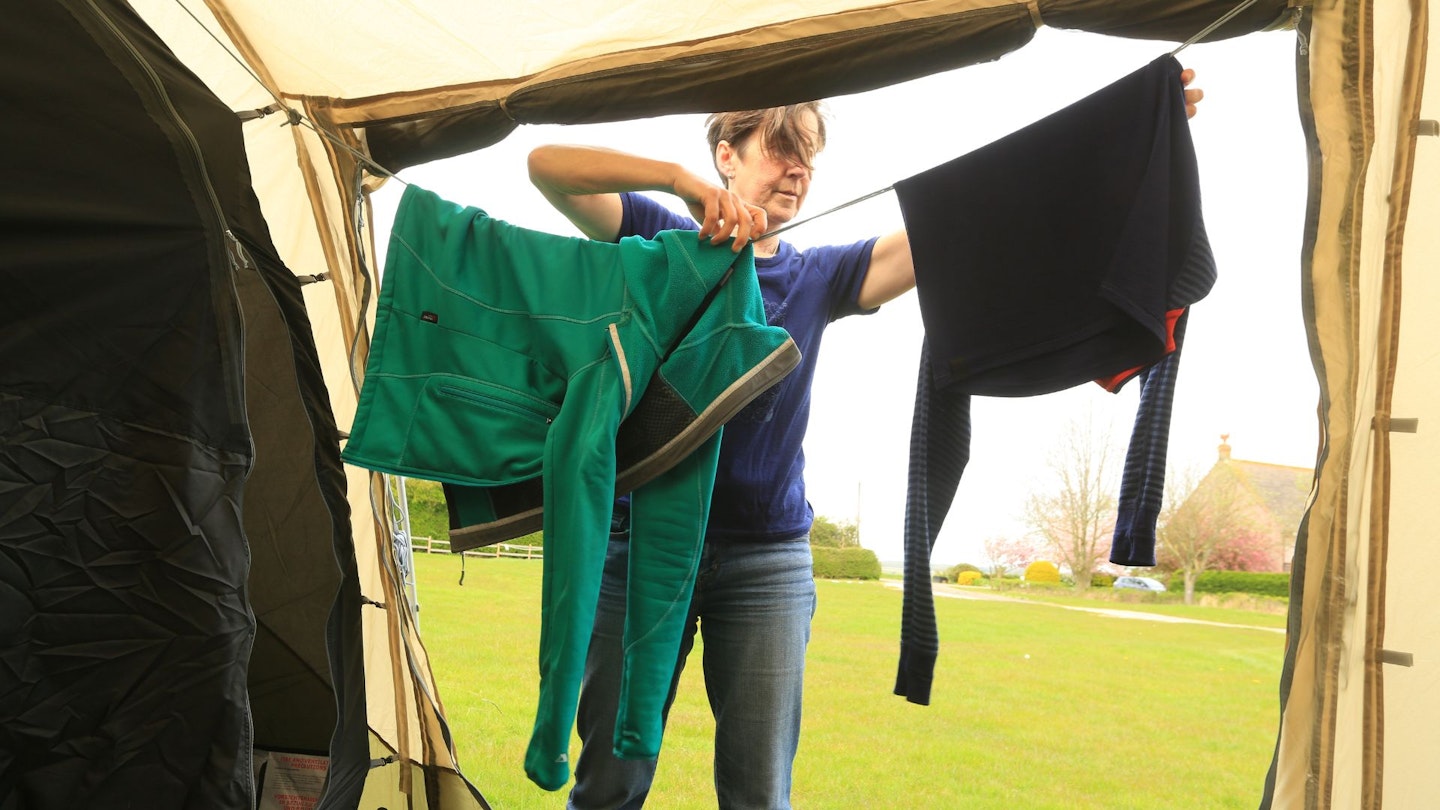 Person hanging clothes on Robens Eagle Rock 6+2XP clothesline