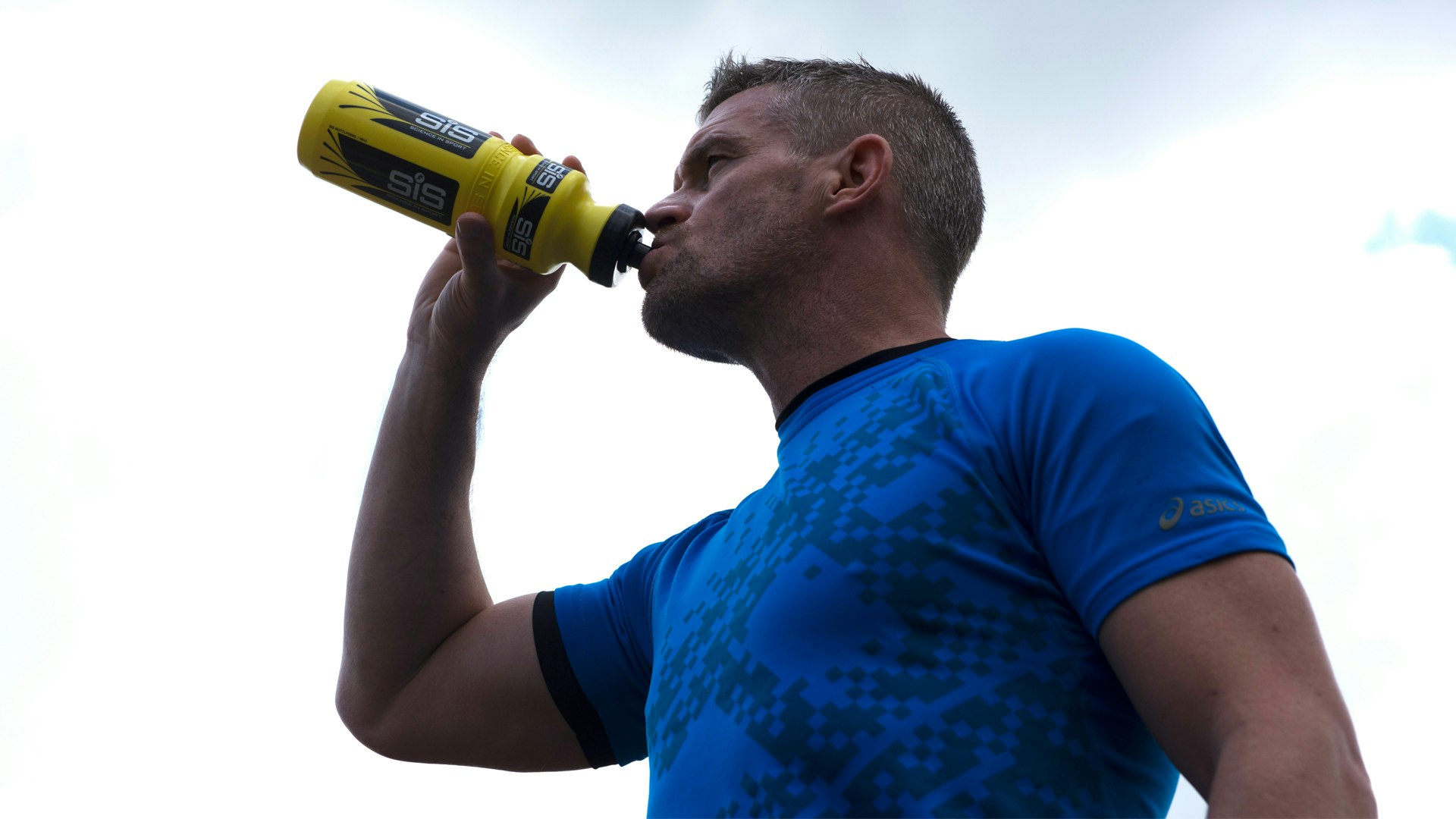 Runner hydrating with Science in Sport