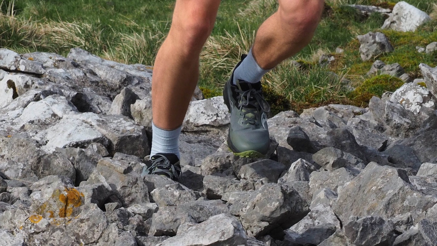 Runner going over rocky terrain wearing Saucony Peregrine 14 GTX