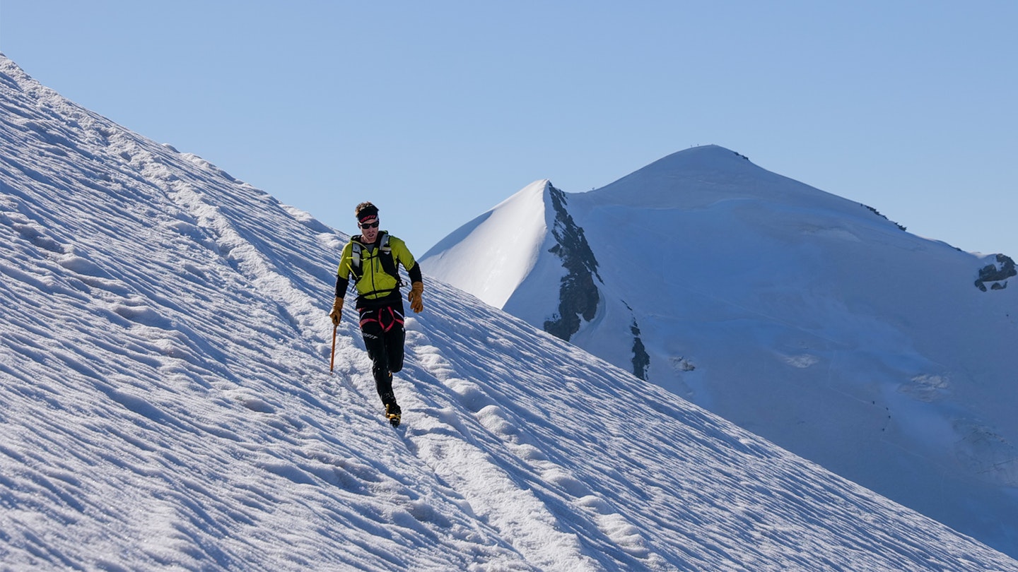 Alex Steindl running on snowy paths on alpine peaks of the Spaghetti tour