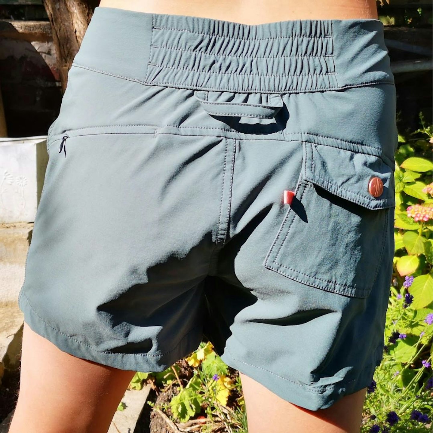 Squarecrop acai shorts back