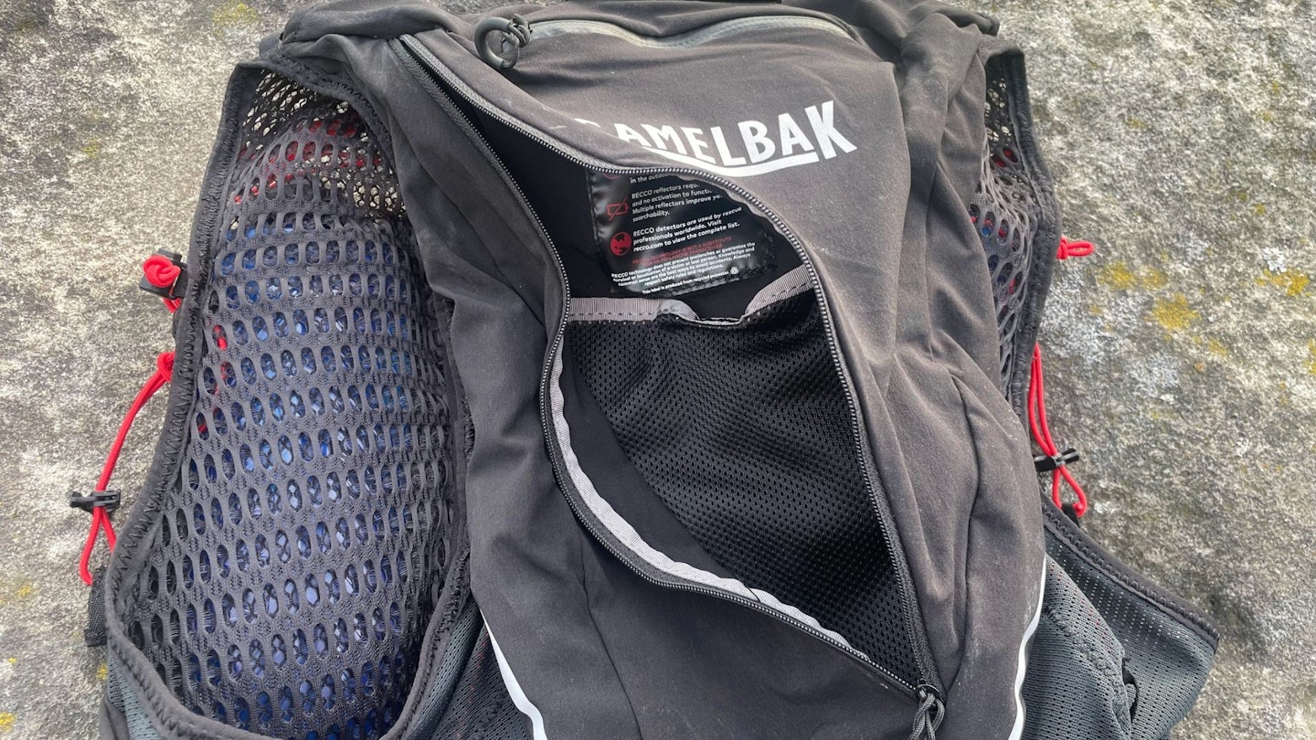 Camelback pack zipper main compartment