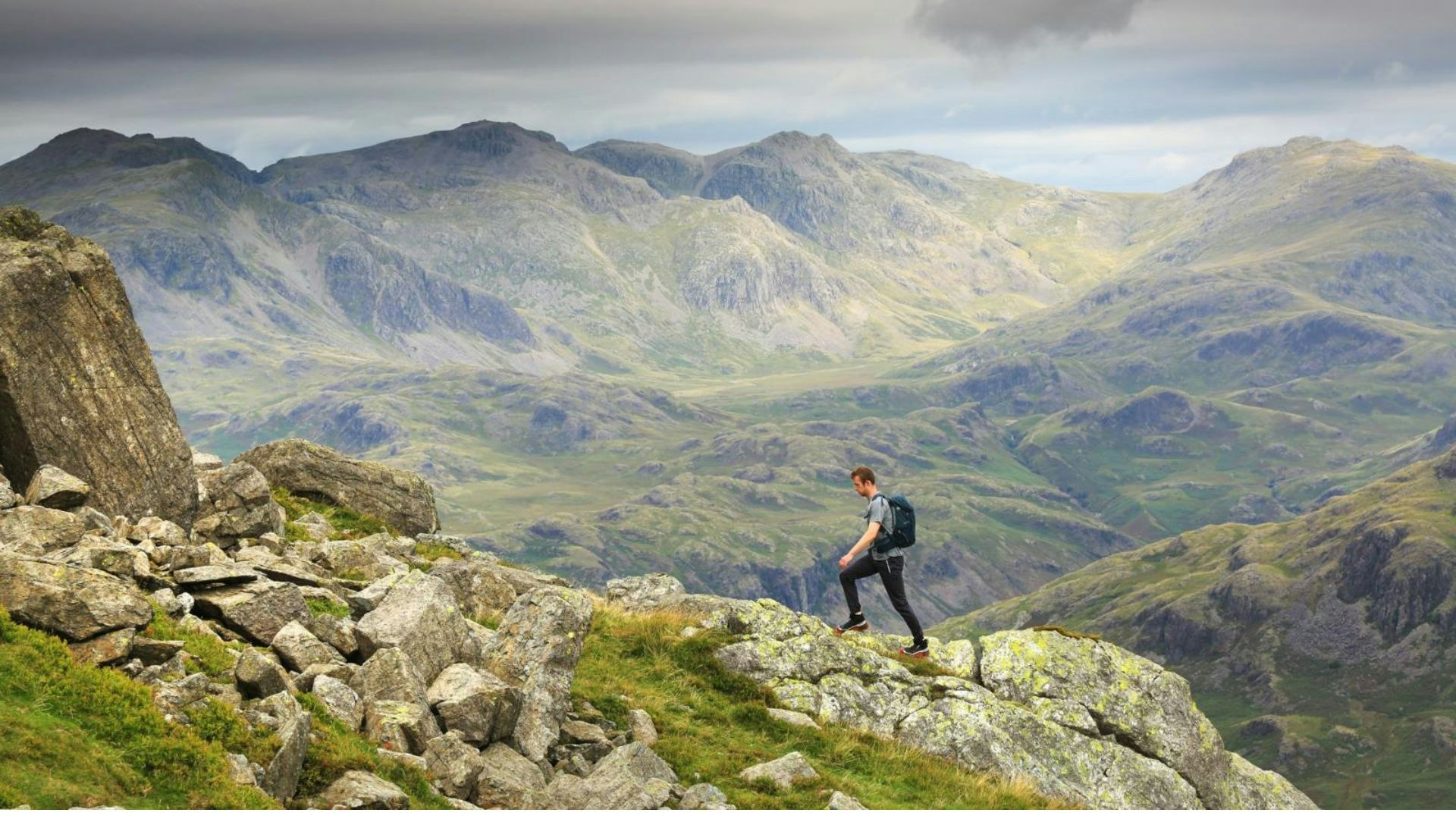 Walking-high-on-Harter-with-Scafell-Pike-and-the-Scafells-behind-Lake-Distruct.