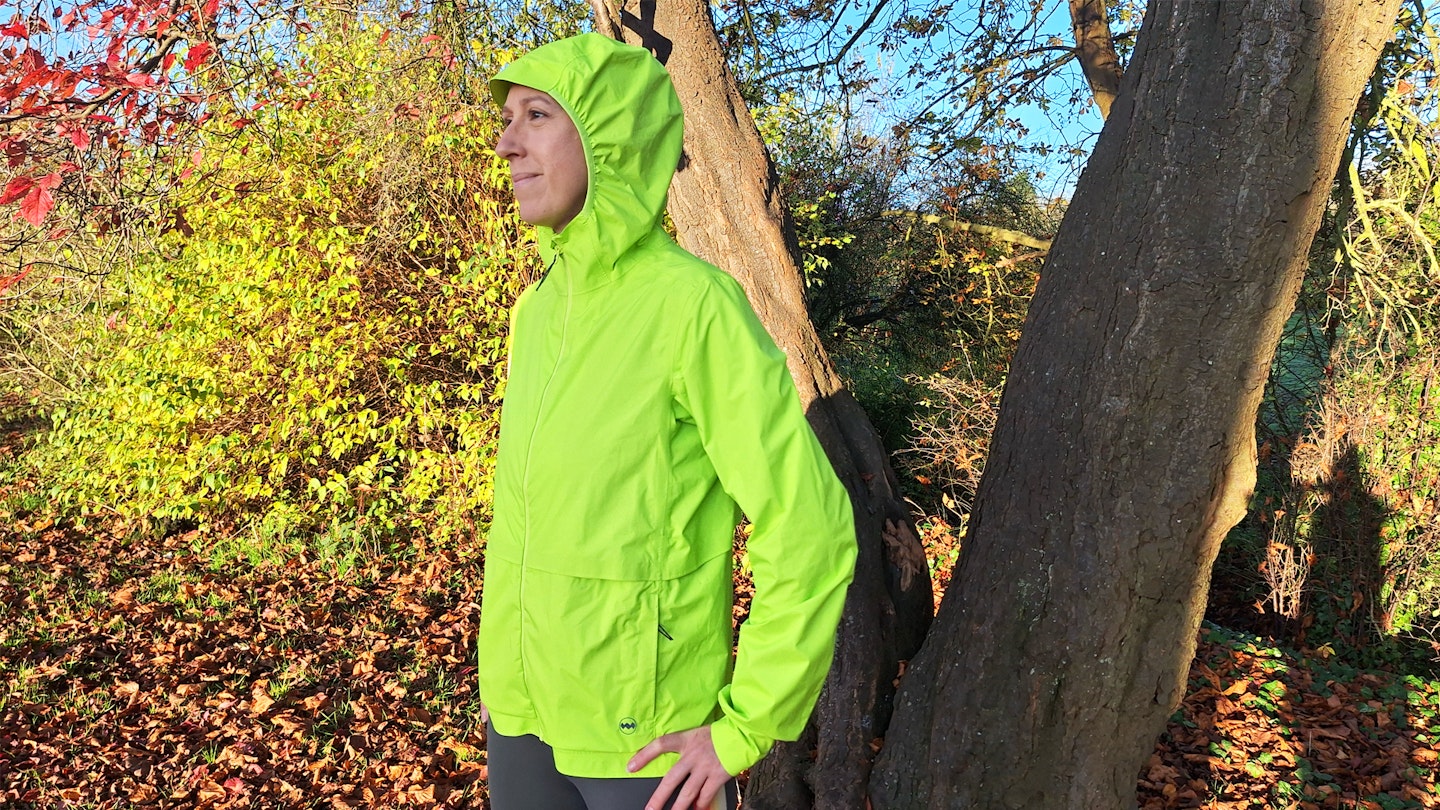 3 quarter view of the Janji Rainrunner waterproof jacket