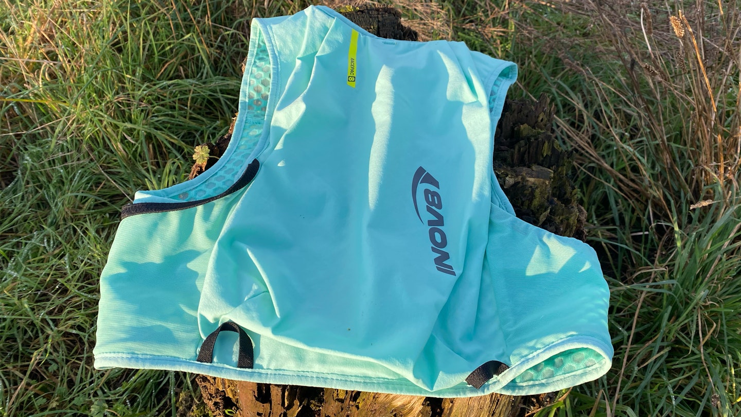 Inov8 racepac 8 running vest on the ground