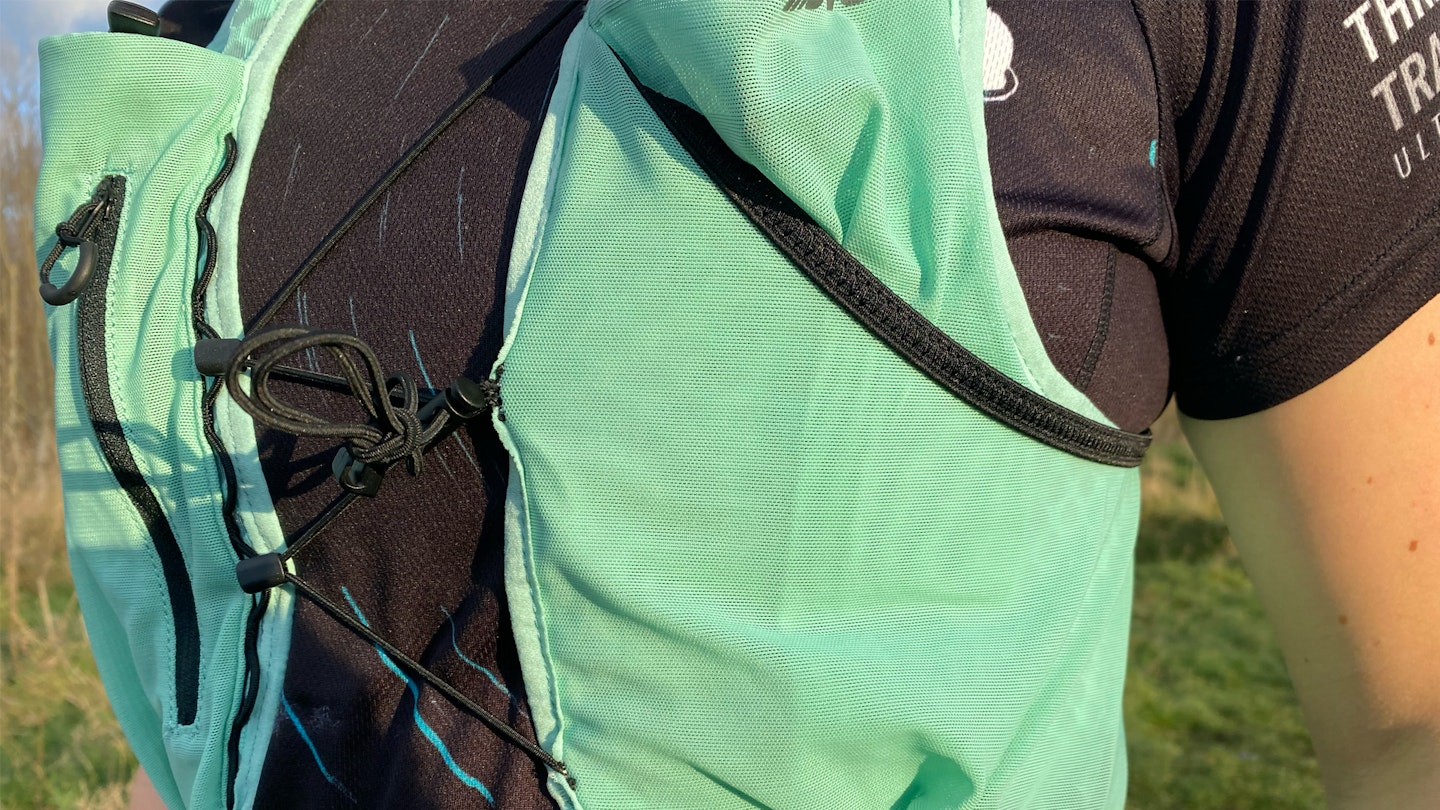 chest strap of the Inov8 racepac 8 running vest