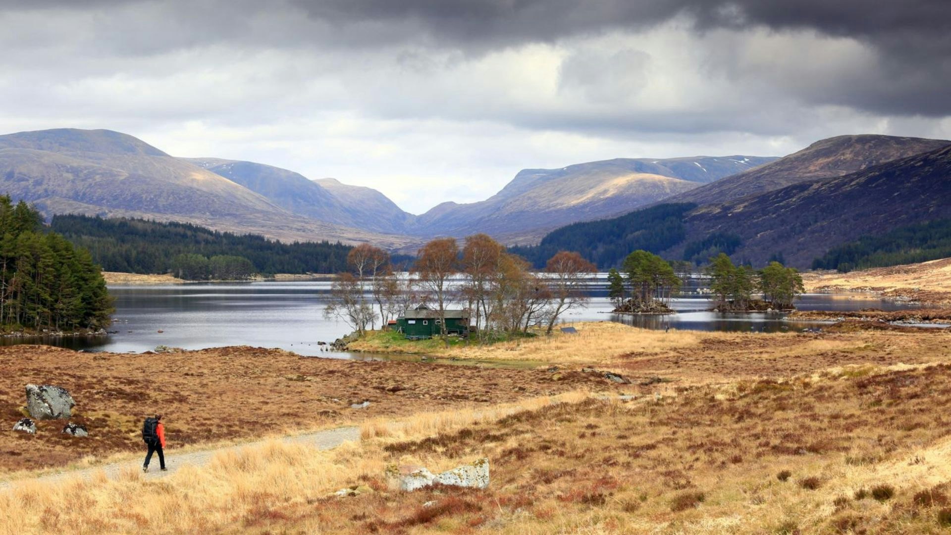Loch Ossian and Loch Ossian Youth Hostel