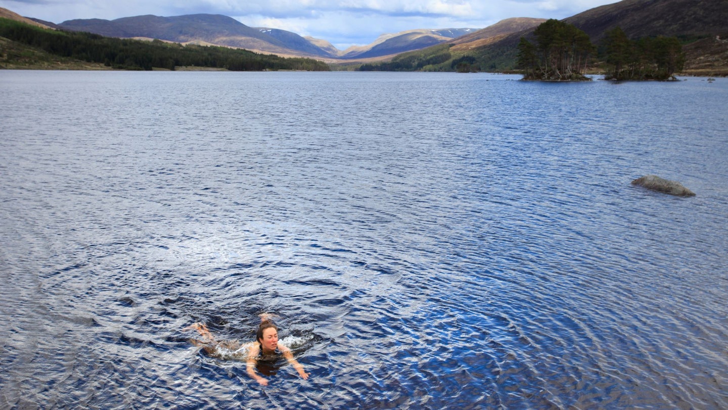 Wild swimmig loch ossian Highlands