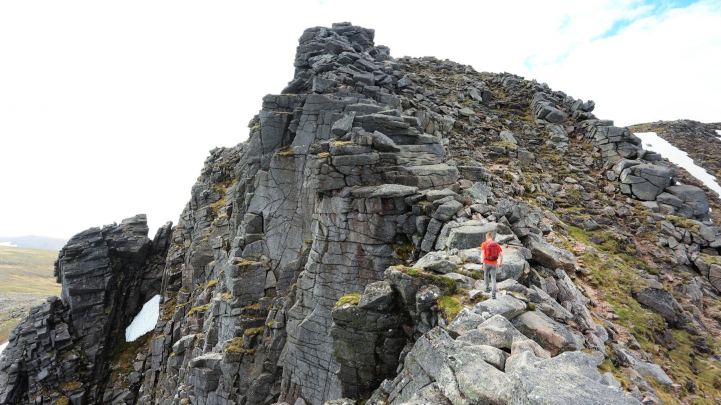 Scrambling on the Fiacaill ridge