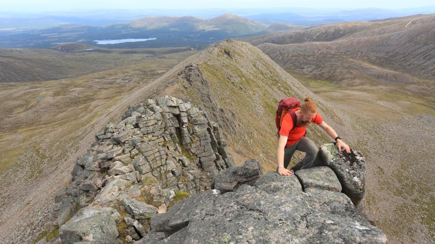 Scrambling on the Fiacaill ridge