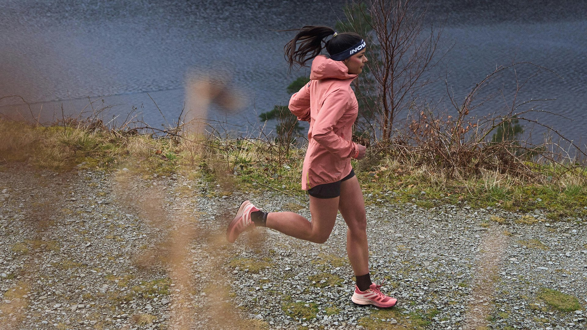 Sarah Perry running by a lake INOV8 : Ryan Edy
